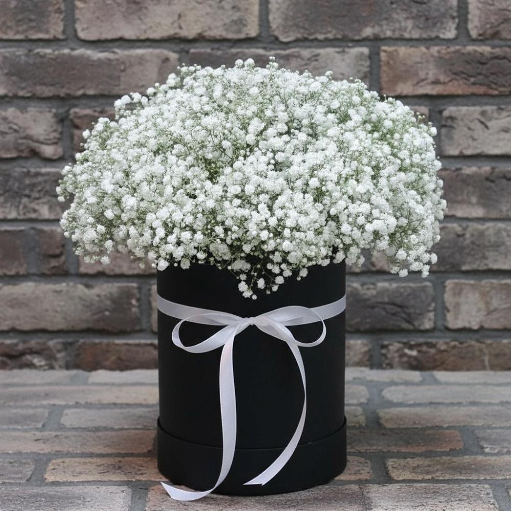 Цветочная композиция из Гипсофила в шляпной коробке в Евсеево