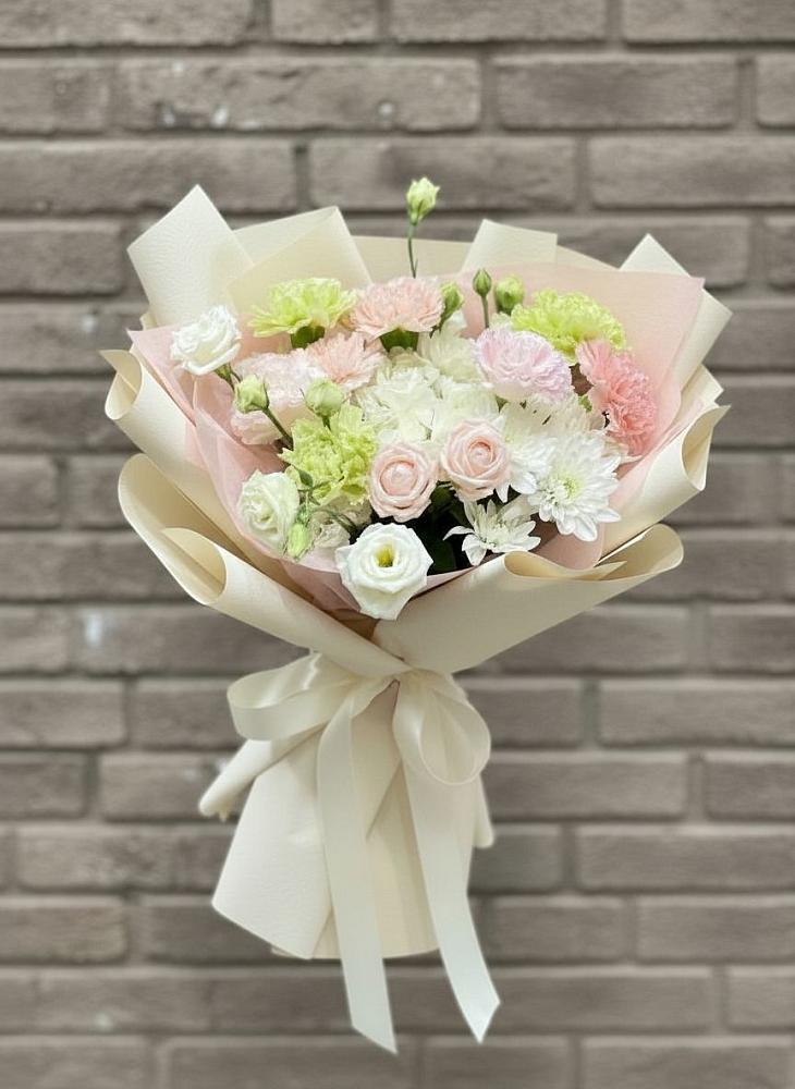 Букет цветов из: Гвоздики, Розы, Лизиантусы и Хризантемы в Евсеево