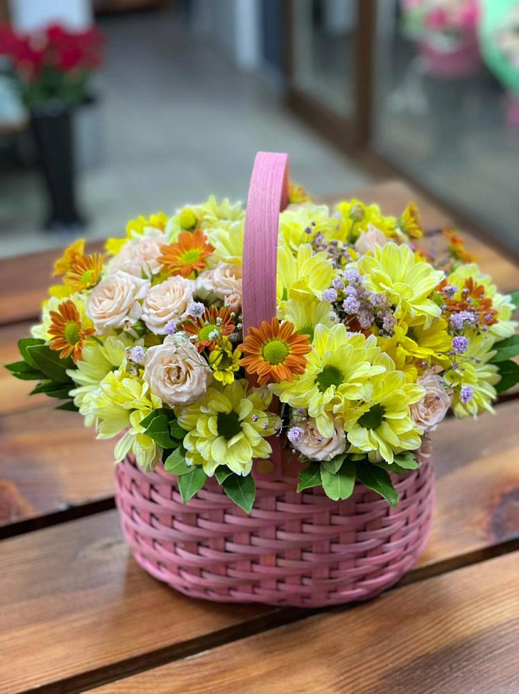 Цветочная композиция из Хризантемы и Розы в корзине в Евсеево
