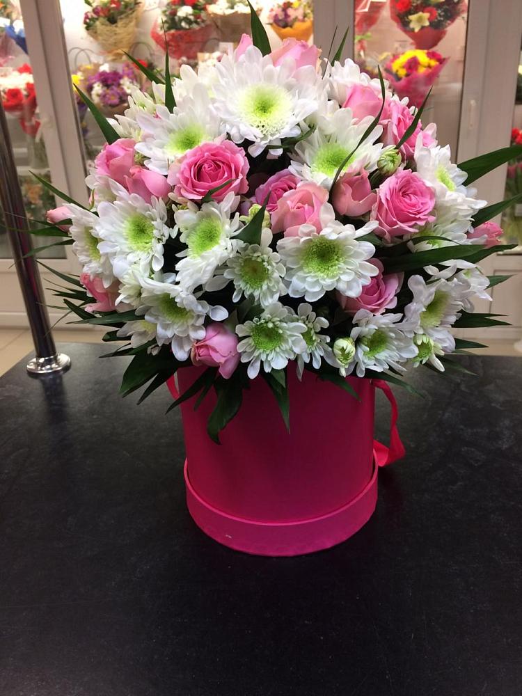 Цветочная композиция из Розы и Хризантемы в шляпной коробке в Евсеево